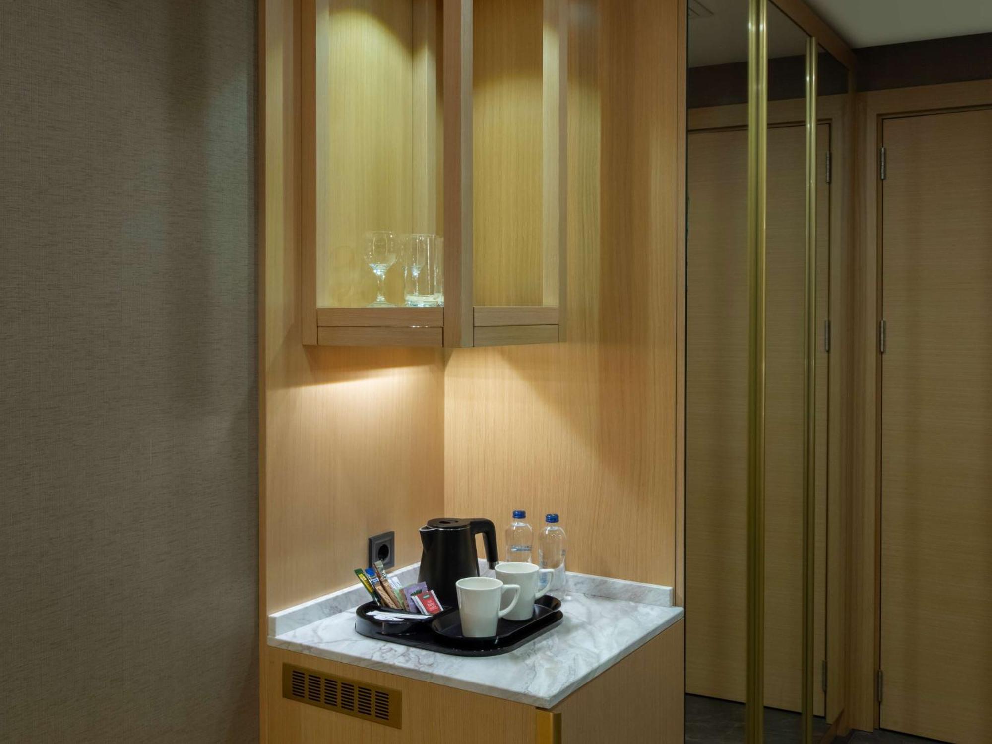 Doubletree By Hilton Manisa Hotel Exterior photo