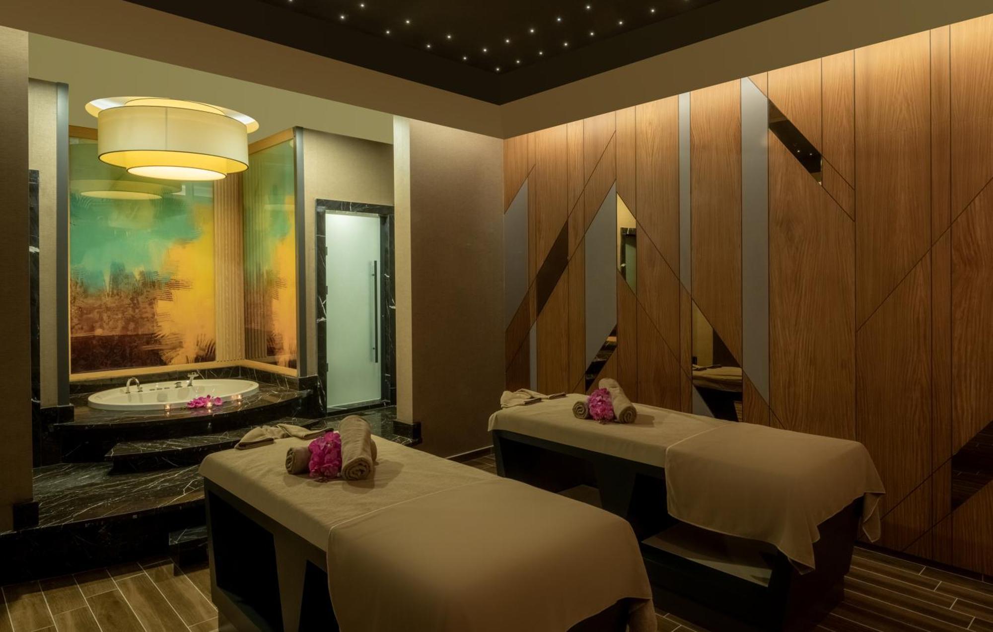 Doubletree By Hilton Manisa Hotel Exterior photo