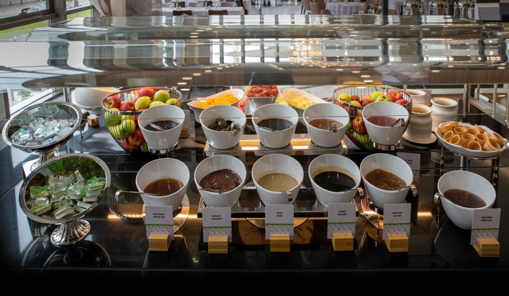 Doubletree By Hilton Manisa Hotel Exterior photo