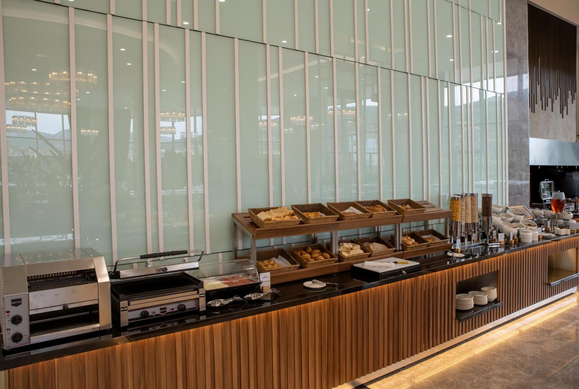 Doubletree By Hilton Manisa Hotel Exterior photo